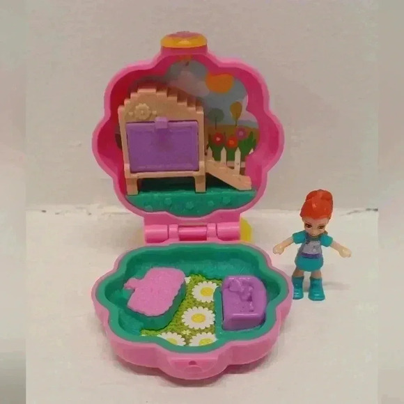Polly Pocket  2018 Mattel Hoppin' Hangout with Doll Figure Tiny Pocket Places - Picture 1 of 10